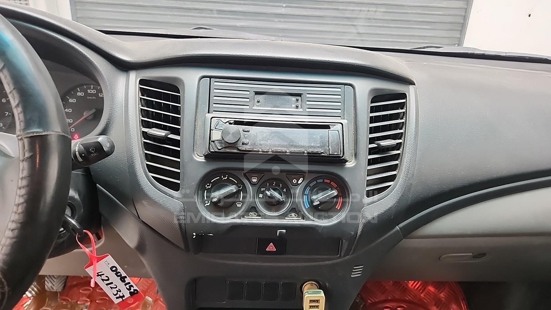 2016 MITSUBISHI L 200 VIN: MMBJNKJ40GH006158