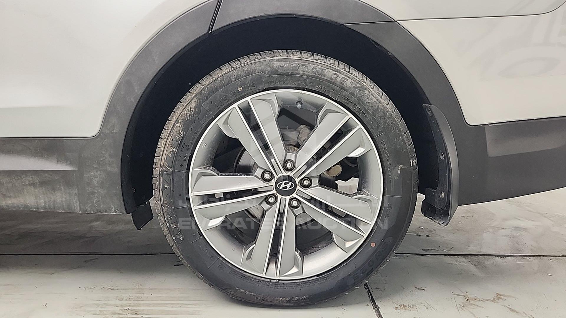 2016 HYUNDAI SANTA FE VIN: KMHSM81E2GU116160