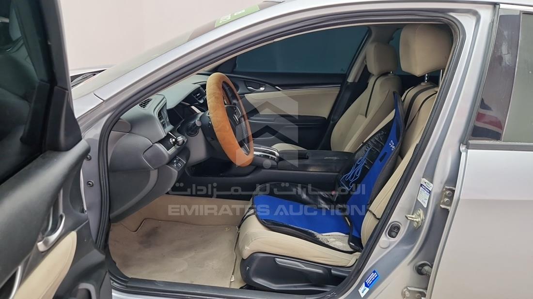 هوندا سيفيك 2021 — زاوية السائق الأمامية اليسرى — صورة 13