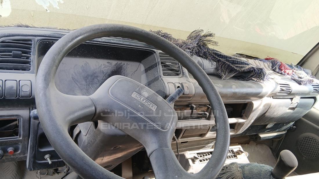 2000 Isuzu NPR — Full Dashboard View — Photo 15