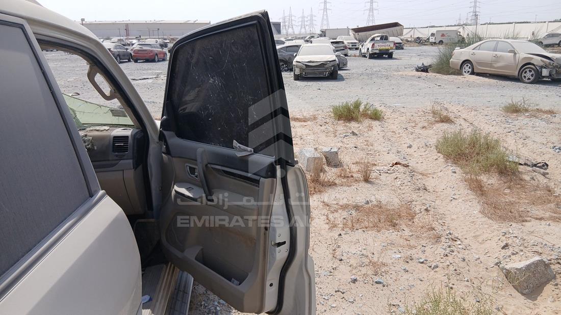 2017 Mitsubishi Pajero — Front Right Door — Photo 23