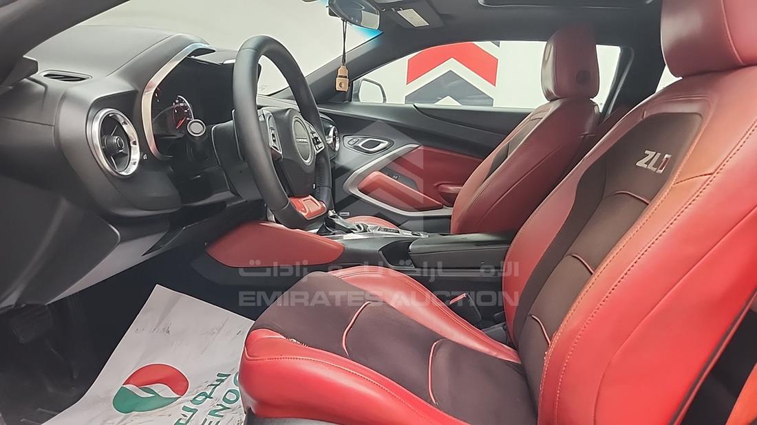 شيفروليه كامارو 2018 — زاوية السائق الأمامية اليسرى — صورة 15