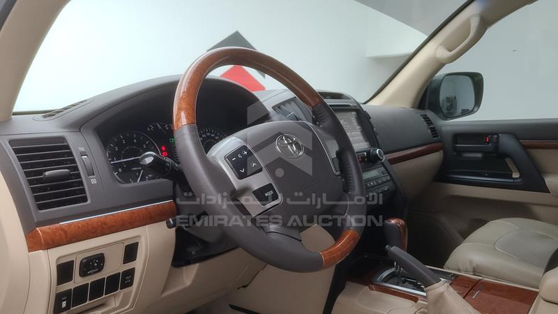 JTMHU09J5F4120610 Auction: EmiratesAuction Lot: 409010 JTMHU09J5F4120610 Toyota Land Cruiser 2015 WHITE Photo 17