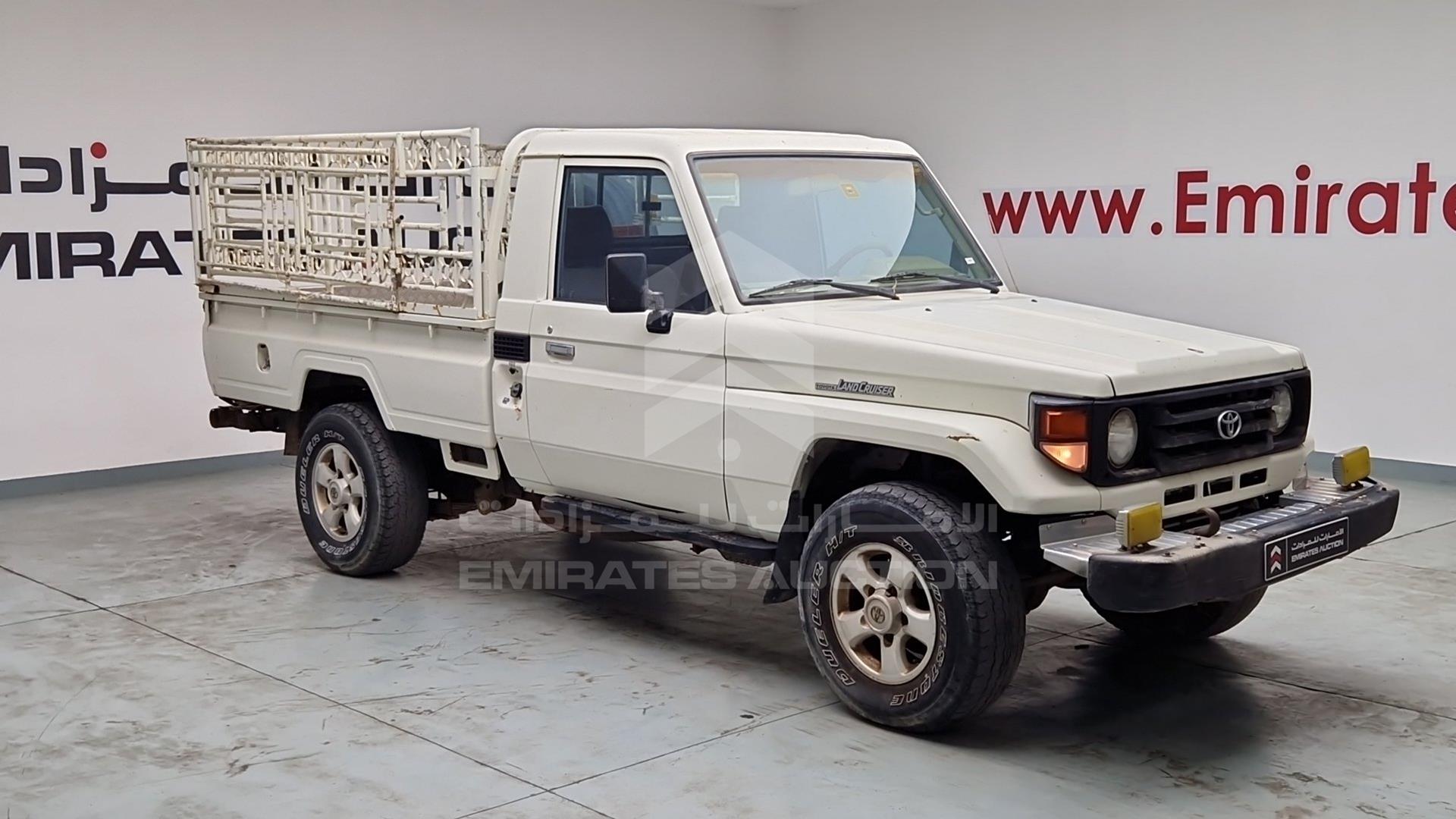 2004 TOYOTA LAND CRUISER VIN: JTFLJ71J348007713