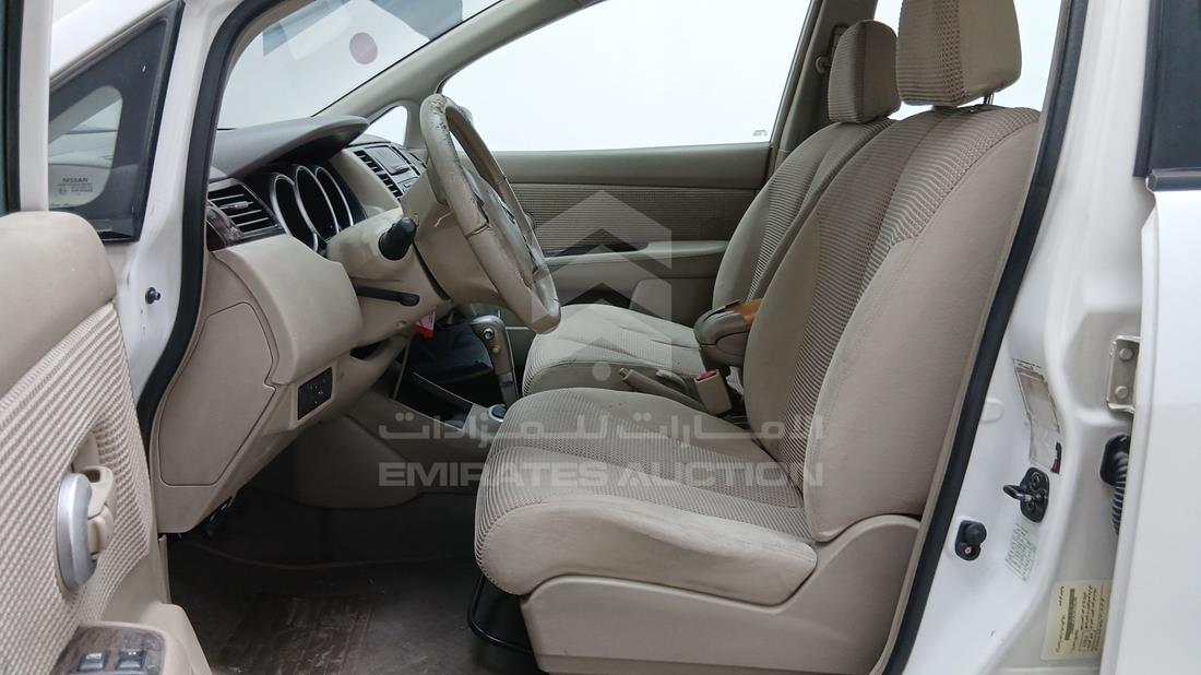 نيسان تيدا 2012 — زاوية السائق الأمامية اليسرى — صورة 13