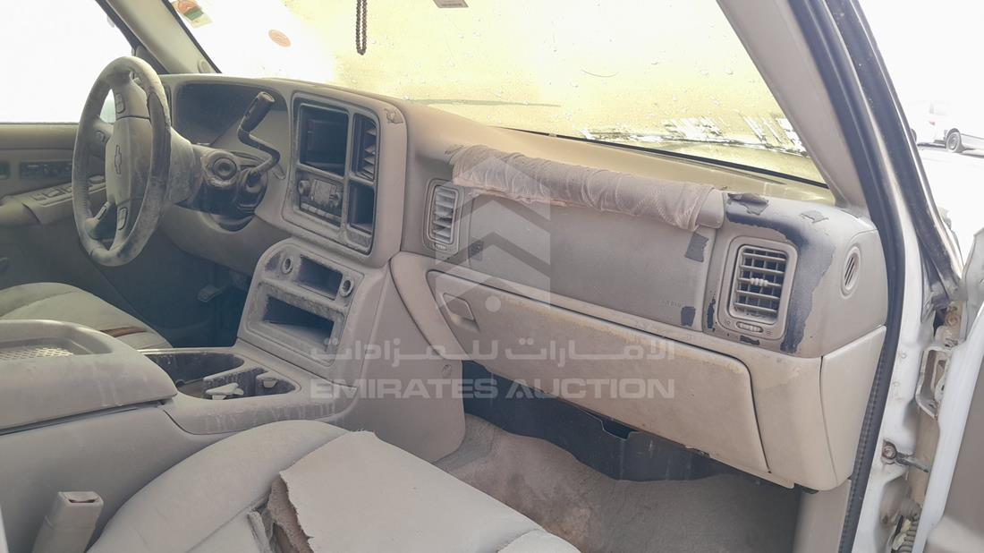 2004 GMC Suburban — Front Right Passenger Dashboard View — Photo 23