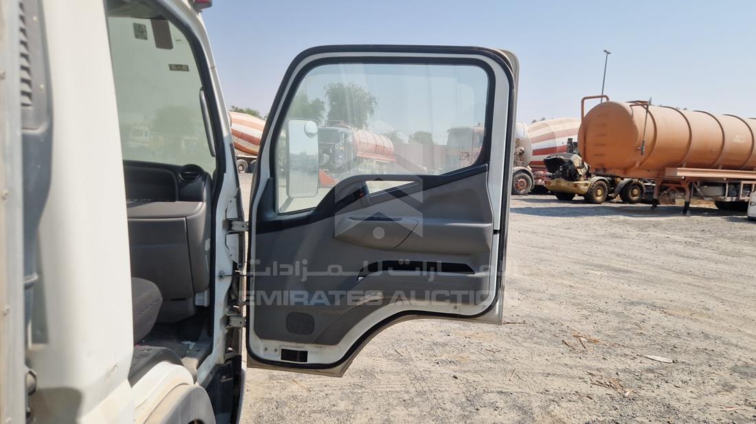 ميتسوبيشي فوسو 2020 — الباب الأمامي الأيمن — صورة 23
