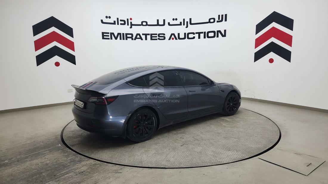 تيسلا موديل 3 2021 — الزاوية الخلفية اليمنى — صورة 6