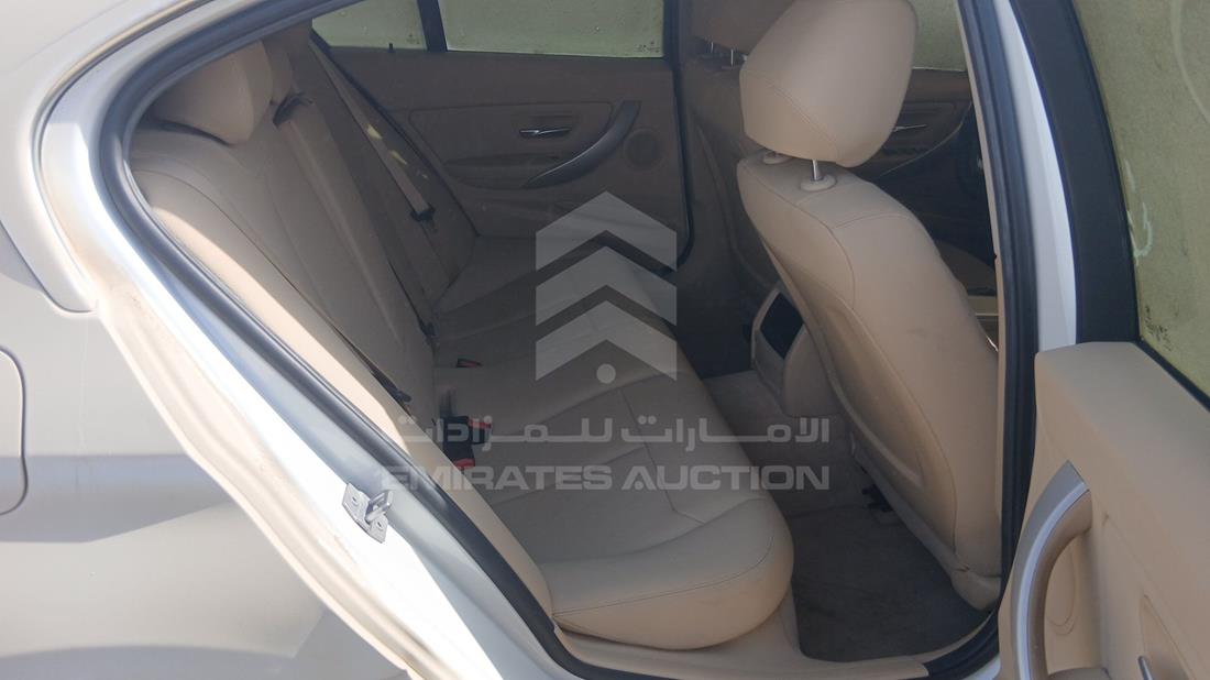 بي ام دبليو 318i 2018 — زاوية الراكب الخلفي اليمنى — صورة 20