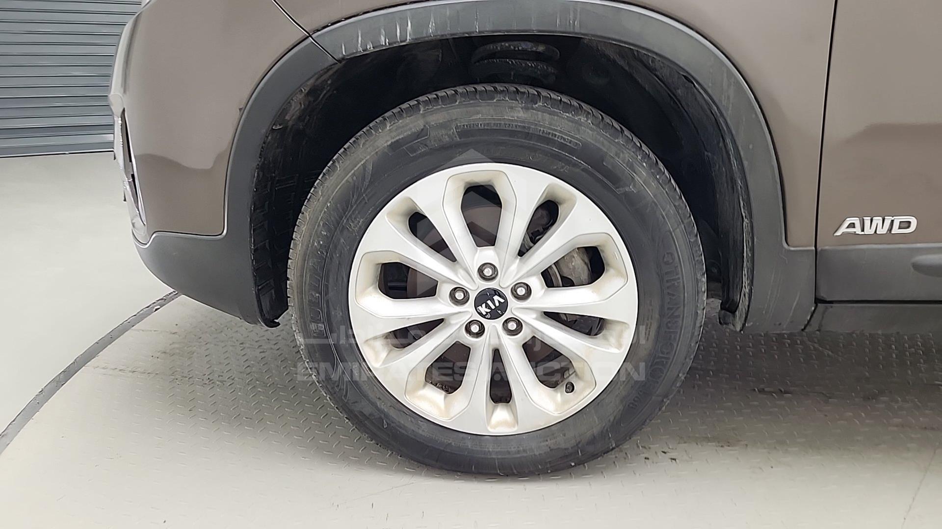 2015 KIA SORENTO VIN: KNAKU8119F5512075