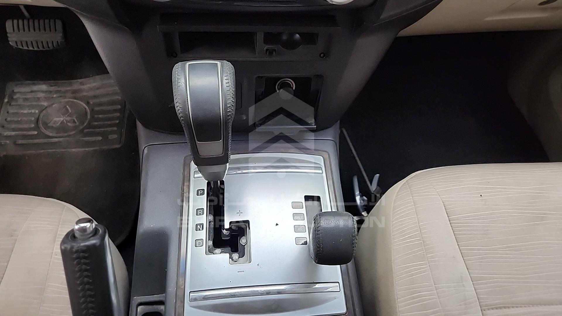 2010 MITSUBISHI PAJERO VIN: JMYLRV95WAJ702893