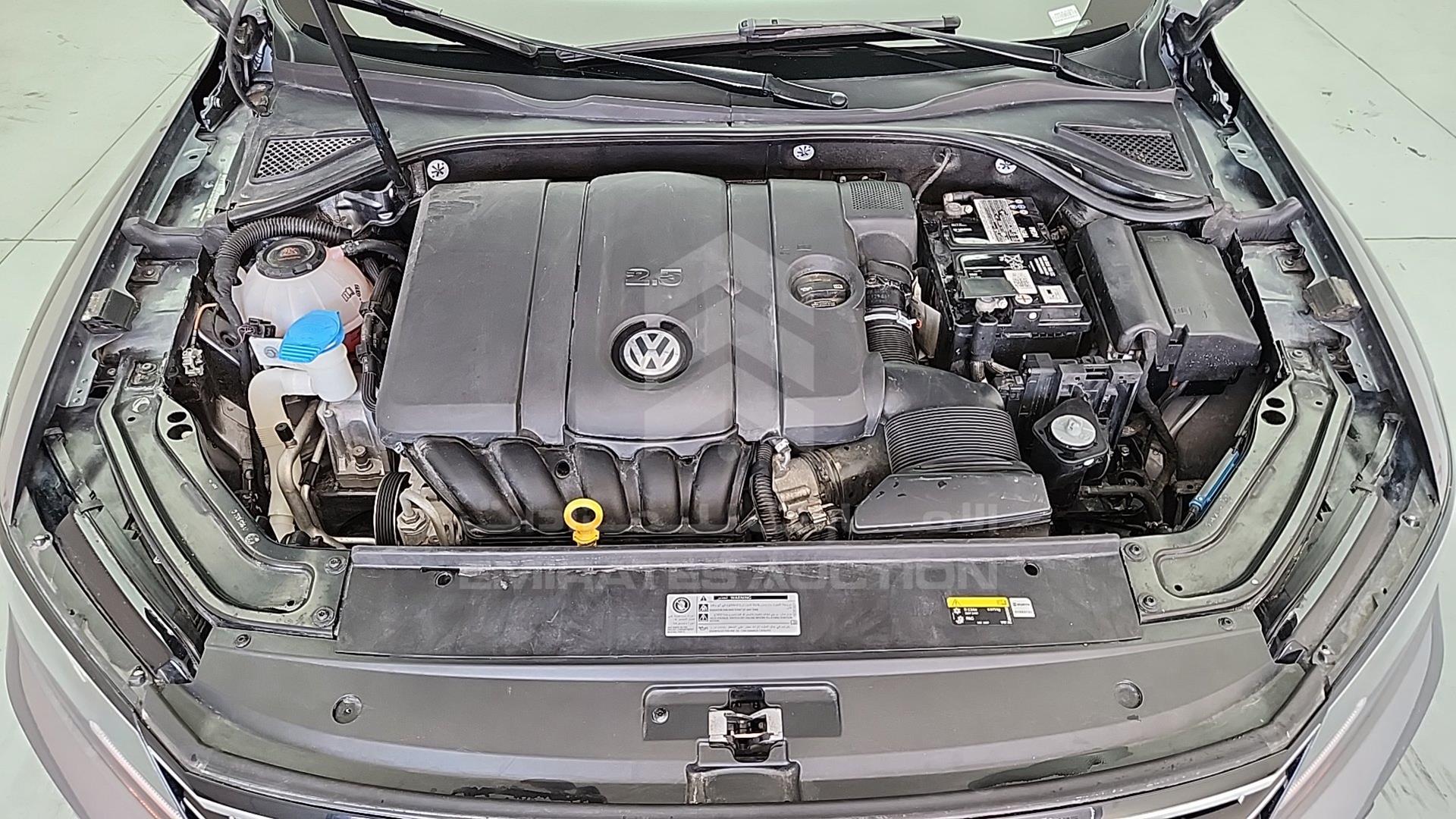 2018 VOLKSWAGEN PASSAT VIN: WVWAR7A32JC040107