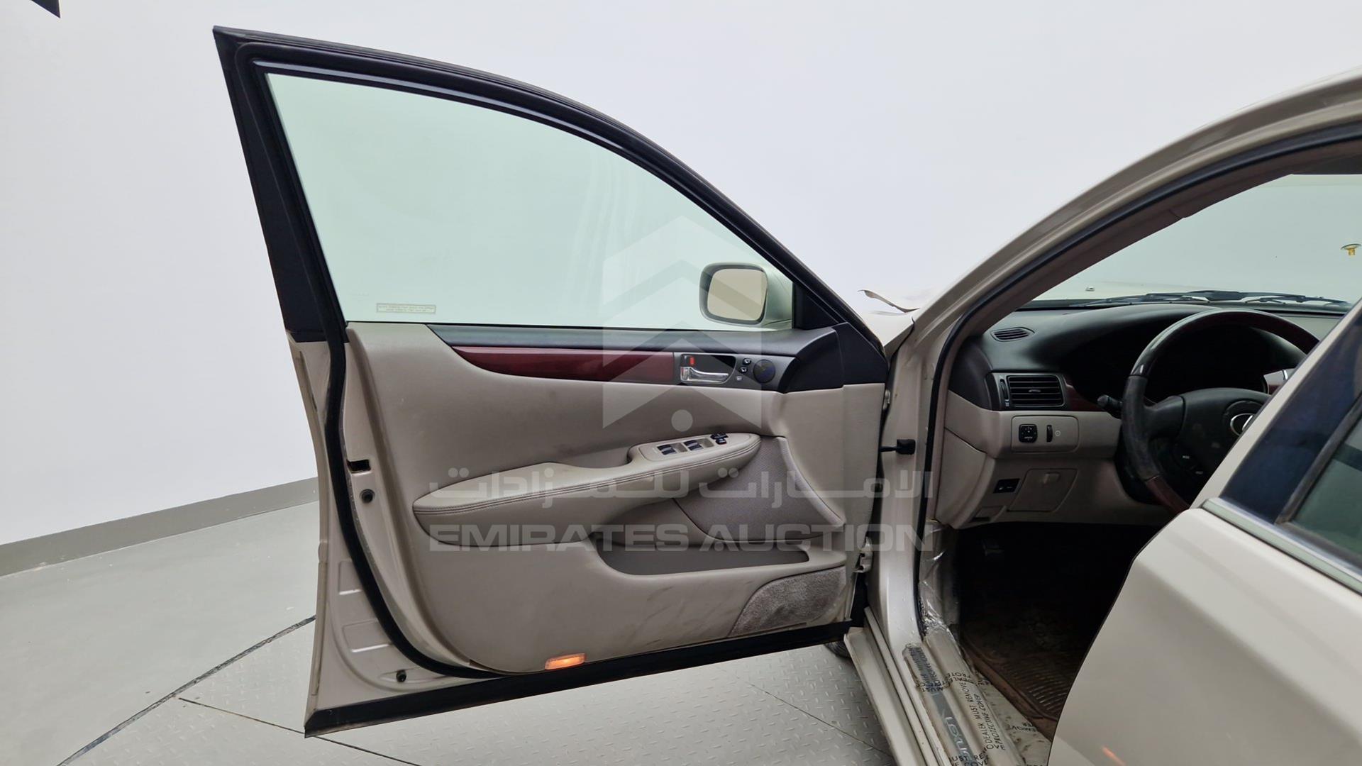 2002 LEXUS ES 300 VIN: JTHBF30G820063242