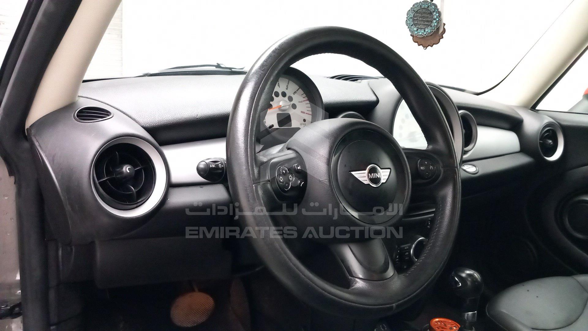 2013 MINI COOPER VIN: WMWSU3C52DT684427