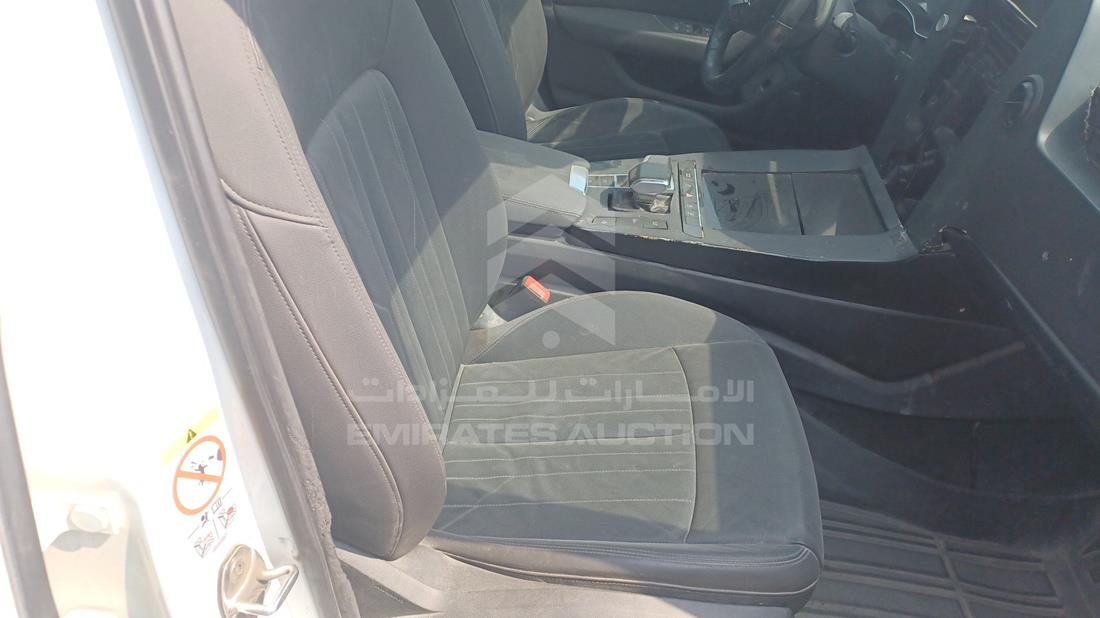اودي ايه 6 2020 — زاوية الراكب الأمامي للمقعد — صورة 21