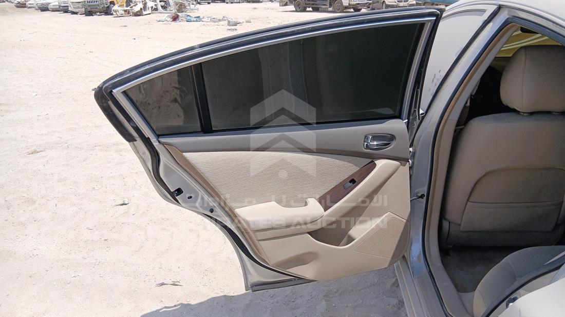نيسان التيما 2011 — الباب الخلفي الأيسر — صورة 19