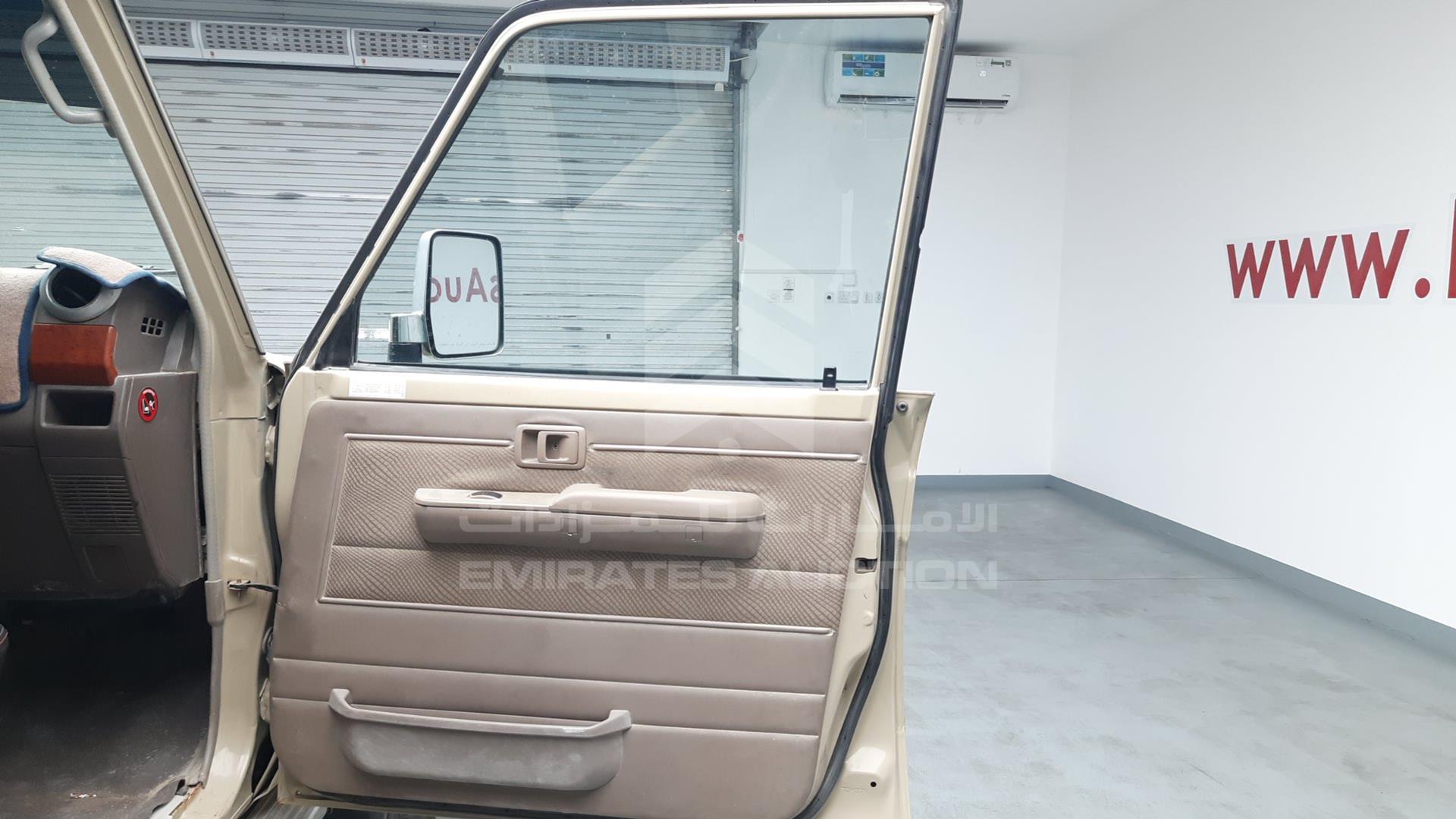 2015 TOYOTA LAND CRUISER VIN: JTFBU71J8F7004298