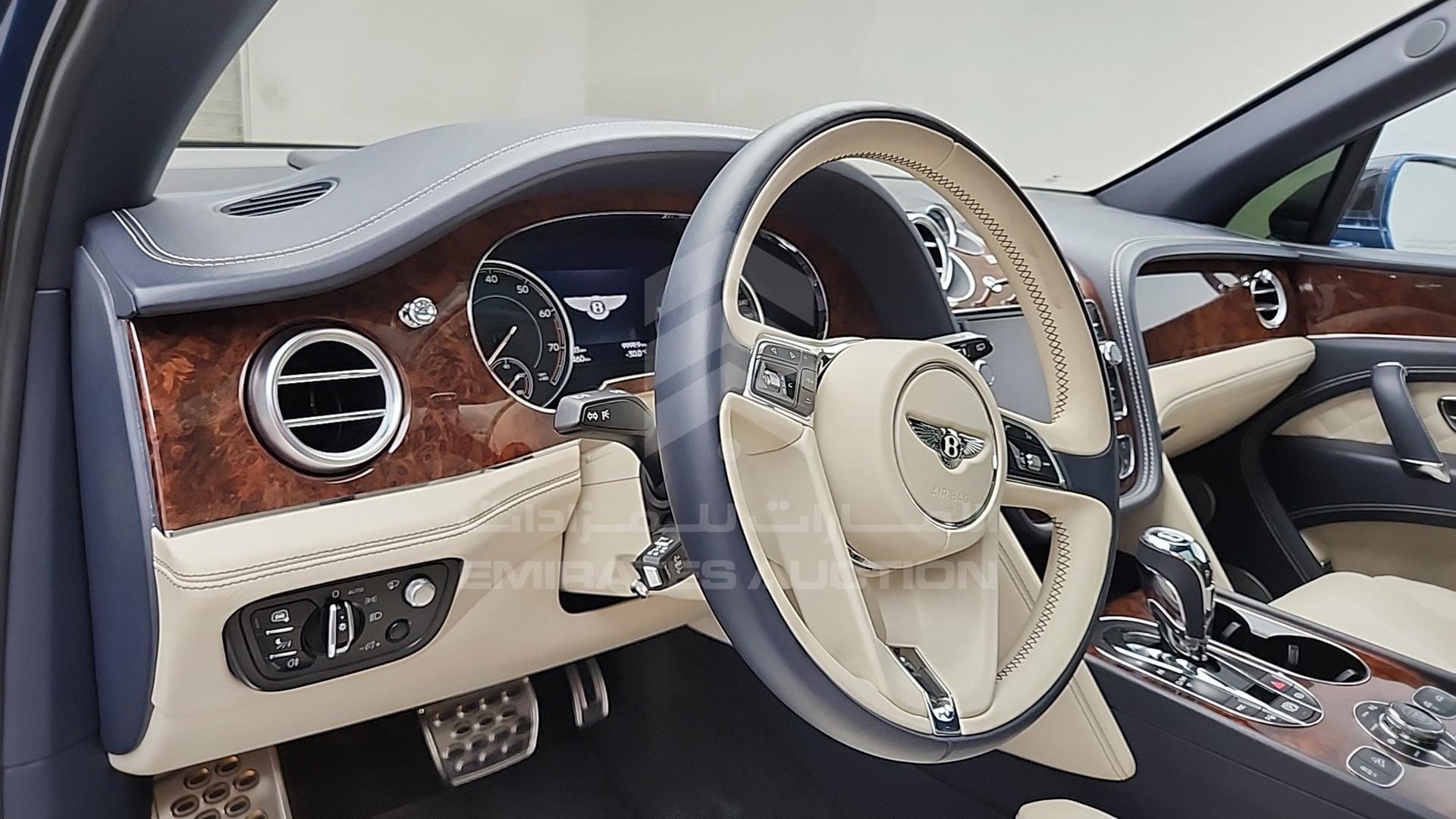 2017 BENTLEY BENTAYGA VIN: SJAAB1ZV0HC013457