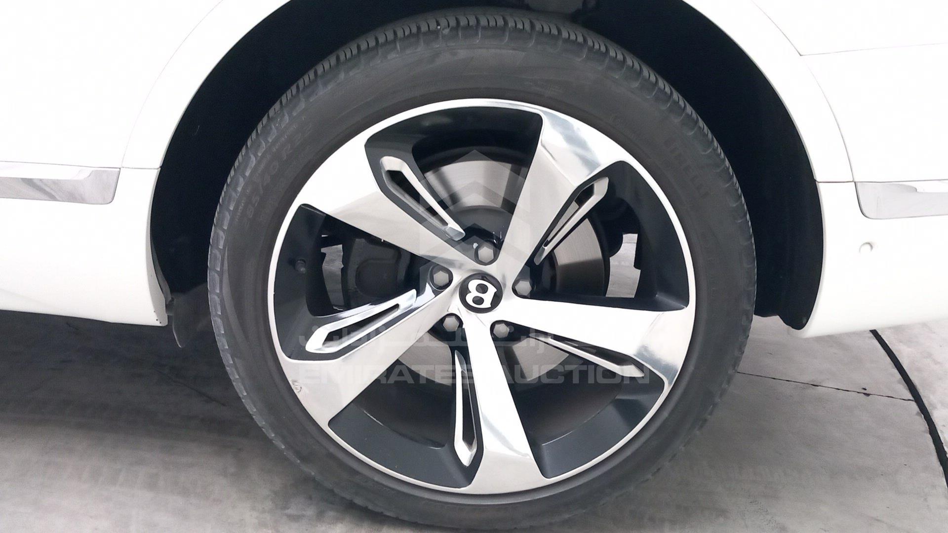 2017 BENTLEY BENTAYGA VIN: SJAAB1ZV8HC015778