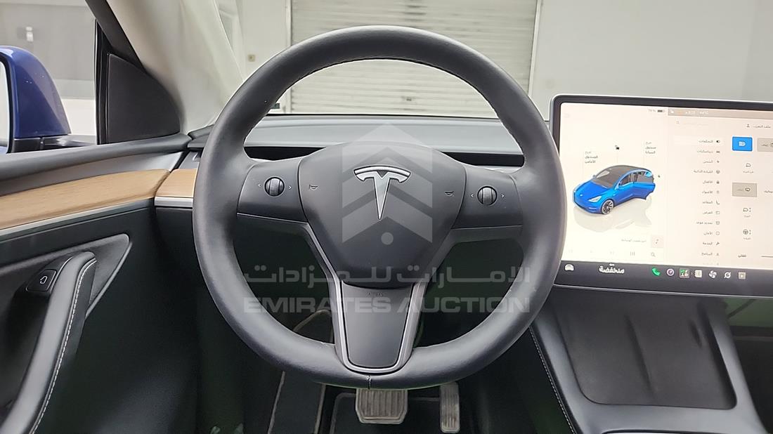 تيسلا Model Y 2024 — التحكمات في عجلة القيادة — صورة 15