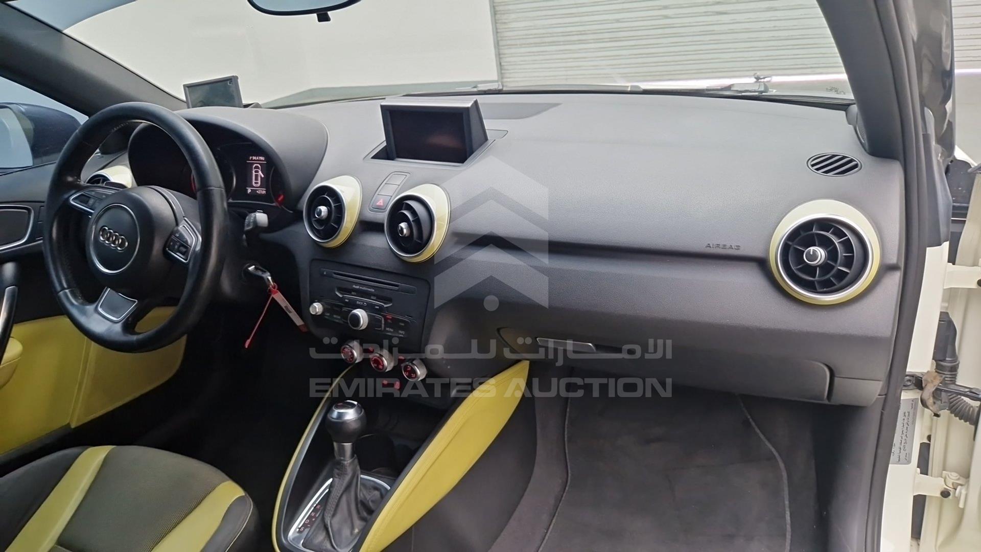 2011 AUDI A1 VIN: WAUAYA8X1BB069417