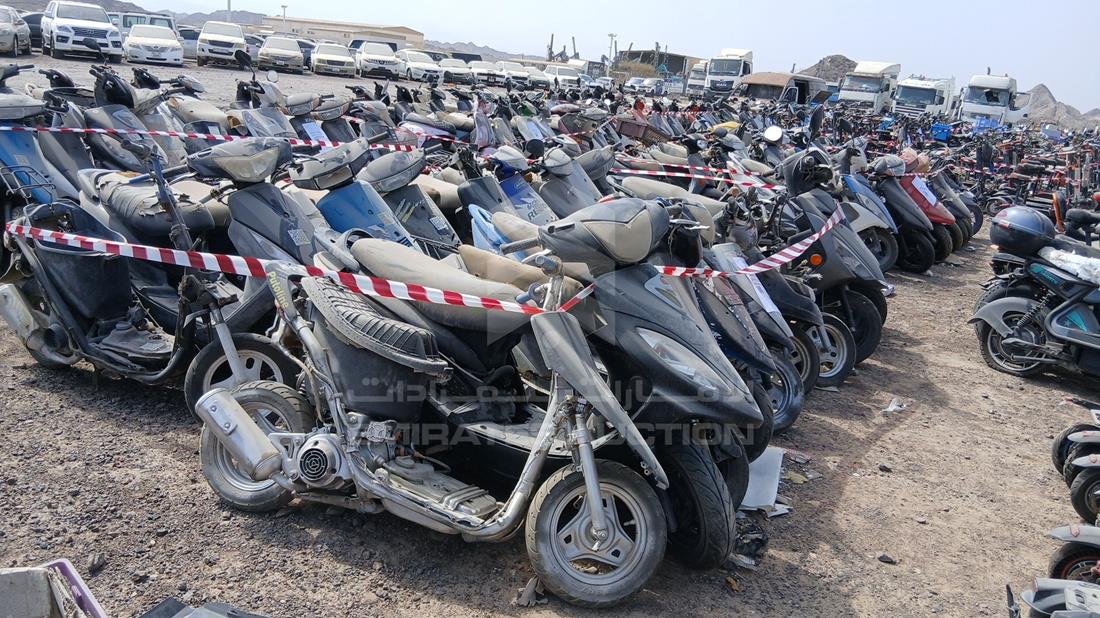 20 Scooter - Scrap without document — Front Right Angle — Photo 10