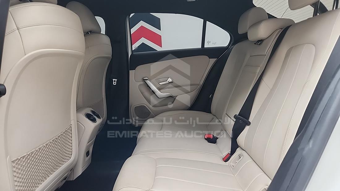 مرسيدس A220 2021 — زاوية الراكب الخلفي اليسرى — صورة 23