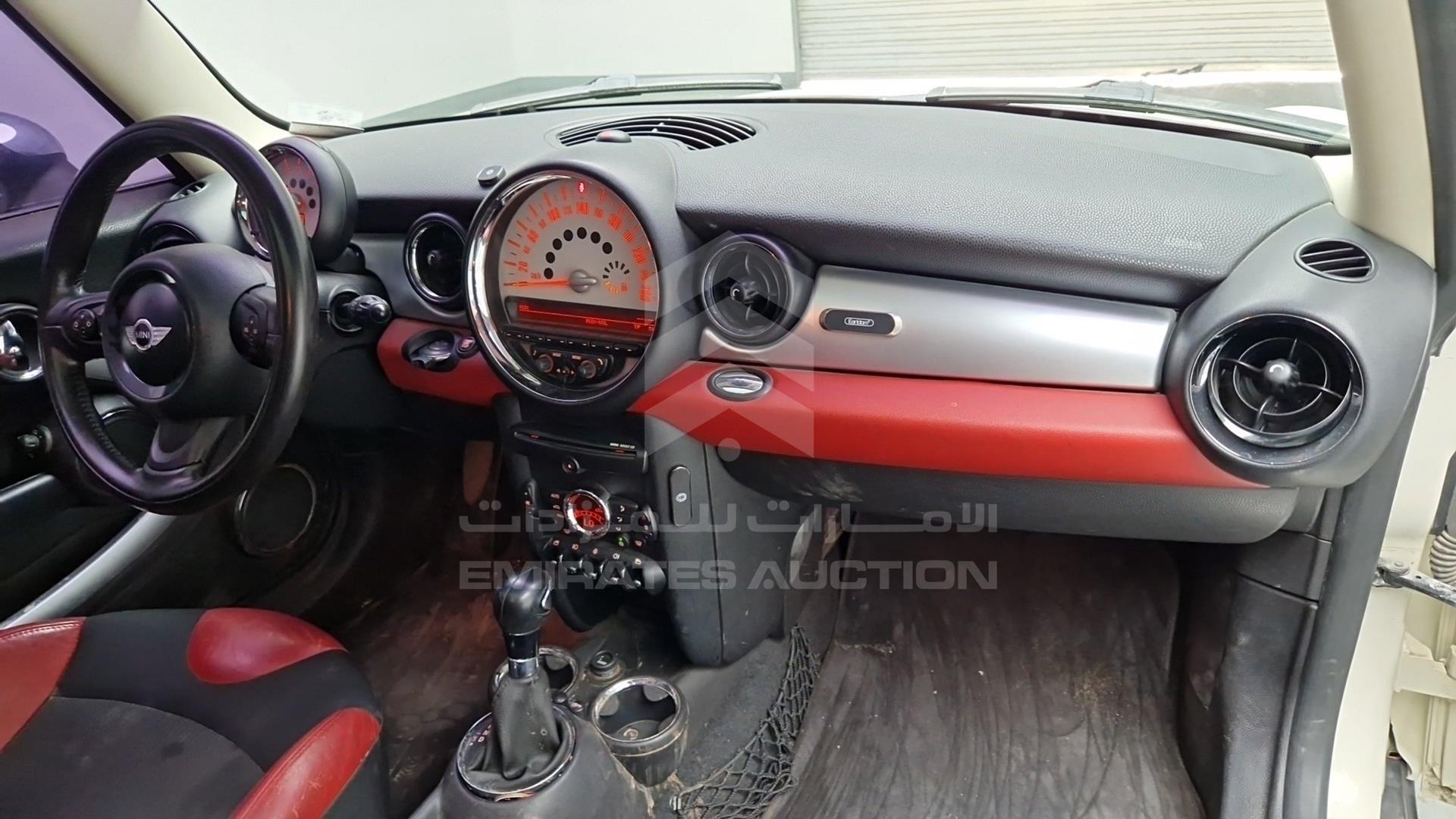2011 MINI COOPER VIN: WMWSU3108BT201771