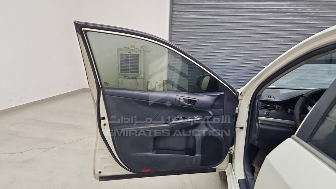 تويوتا كامري 2013 — الباب الأمامي الأيسر — صورة 12