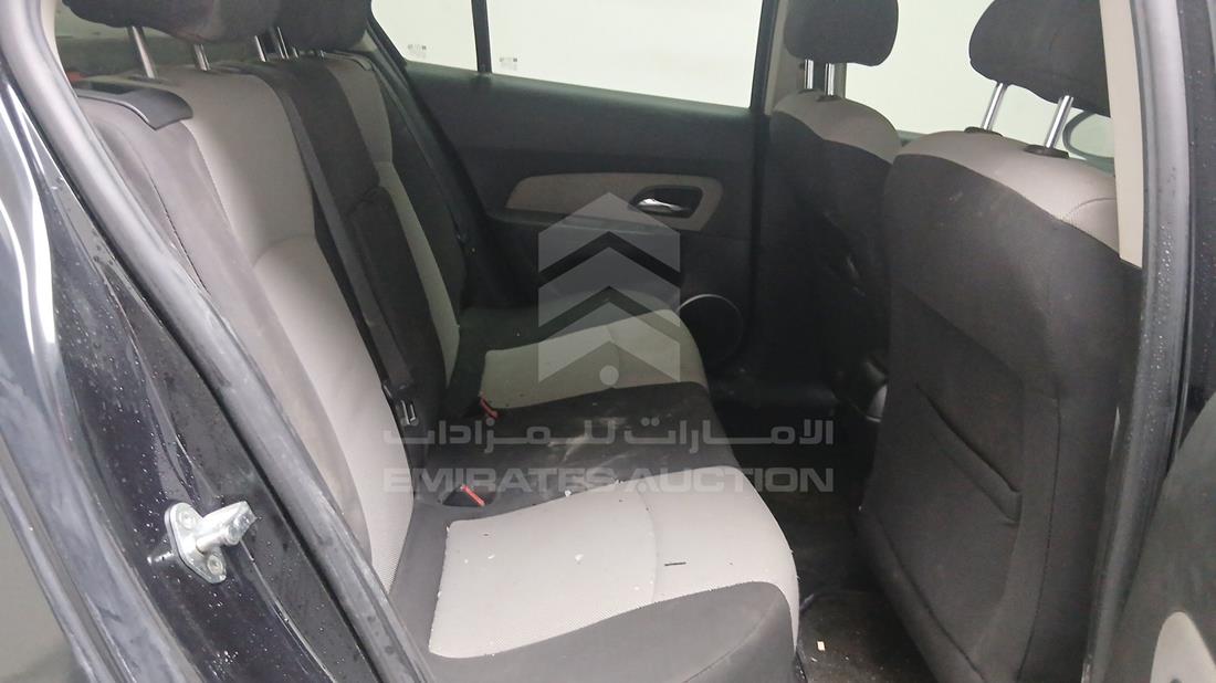شيفروليه كروز 2012 — زاوية الراكب الخلفي اليمنى — صورة 23
