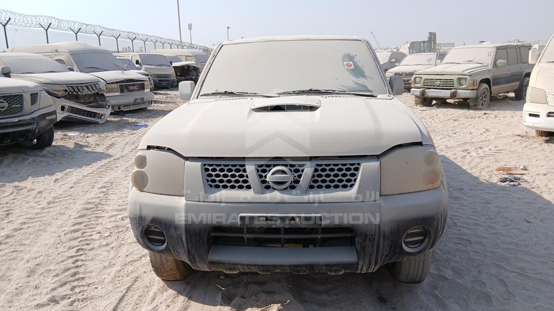 نيسان 2400 2007 — الزاوية الأمامية بالكامل — صورة 1