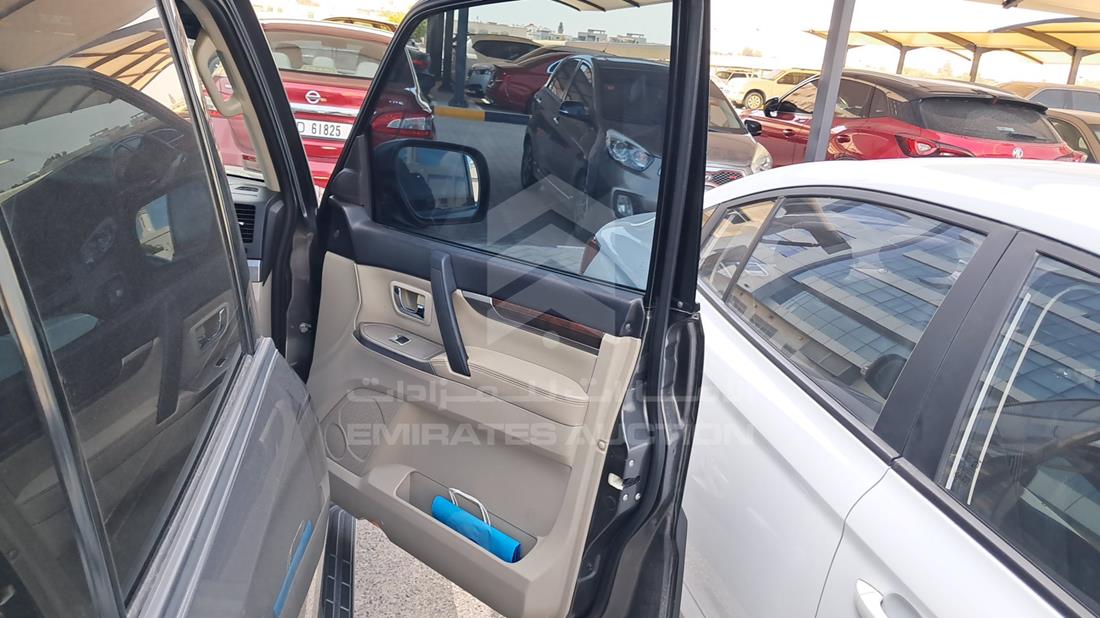 2017 Mitsubishi Pajero — Front Right Door — Photo 28