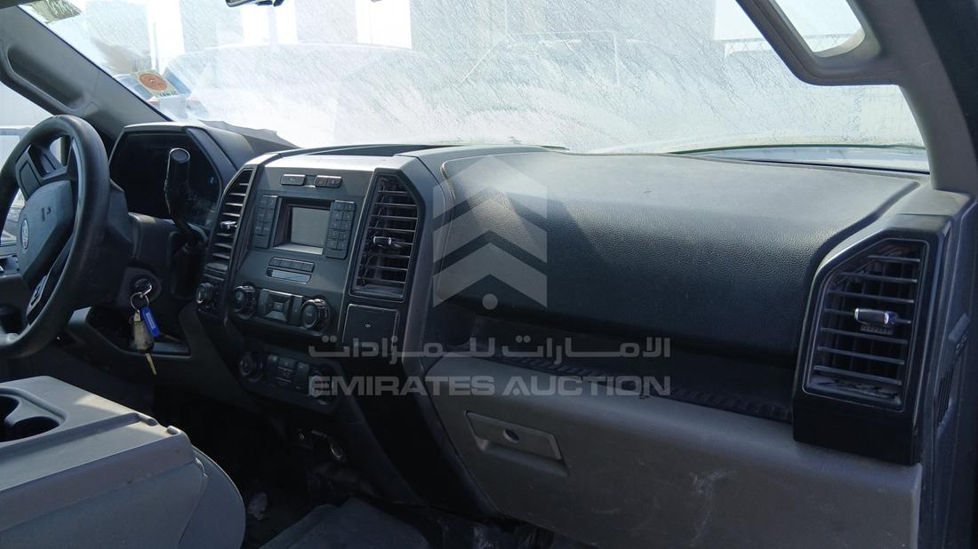 فورد اف 150 2019 — زاوية واجهة الراكب الأمامي الأيمن — صورة 25