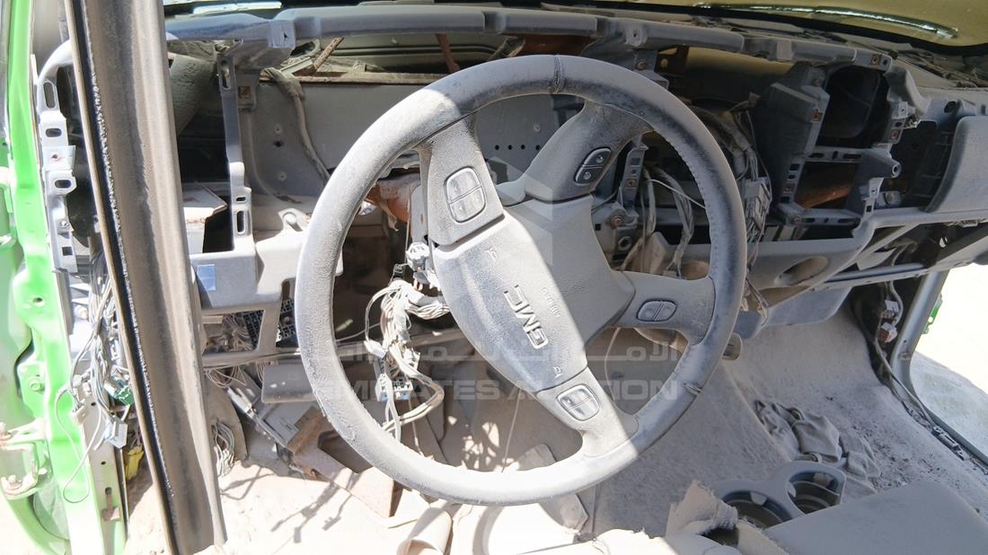 2005 GMC Sierra — Steering & Mounted Controls — Photo 11