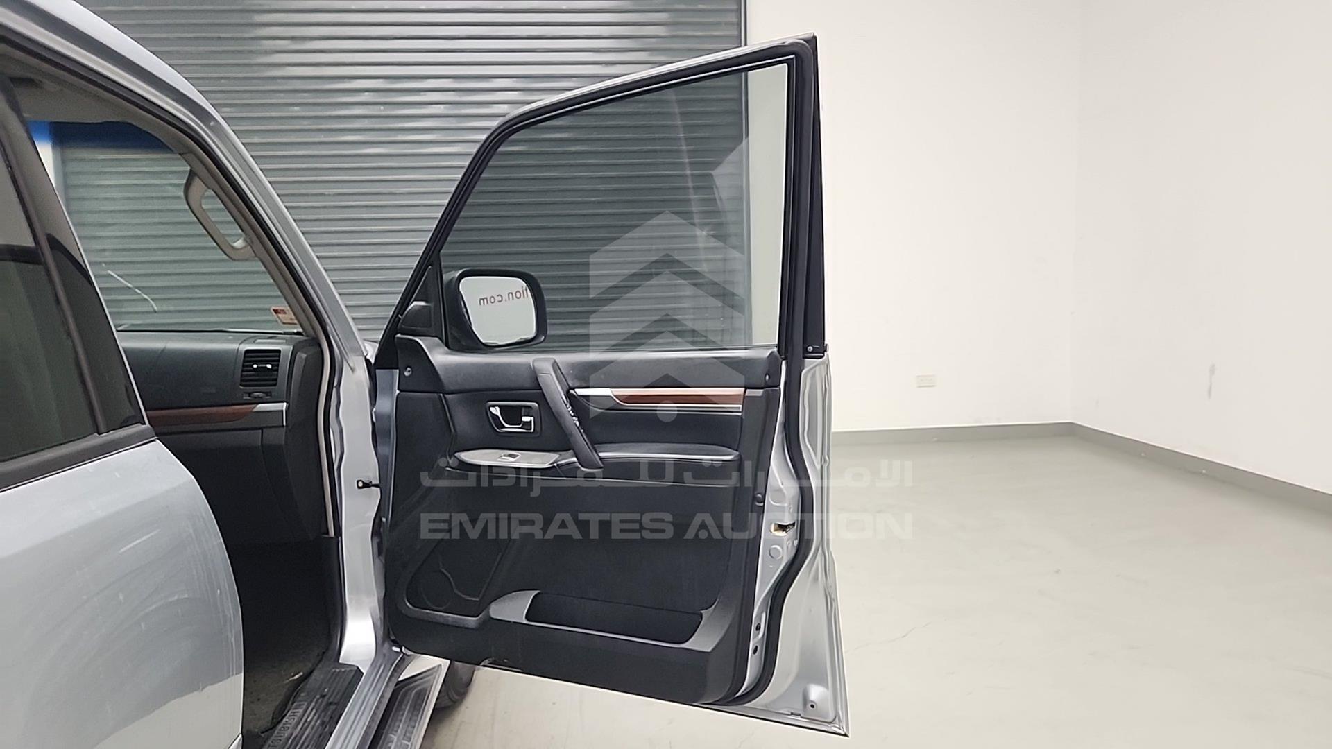 2008 MITSUBISHI PAJERO VIN: JMYLRV93W8J720356