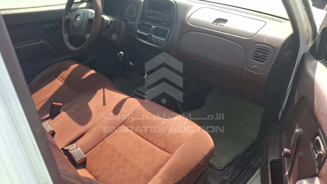 2009 Nissan Pick up D/C — Front Right Passenger Seat View — Photo 22