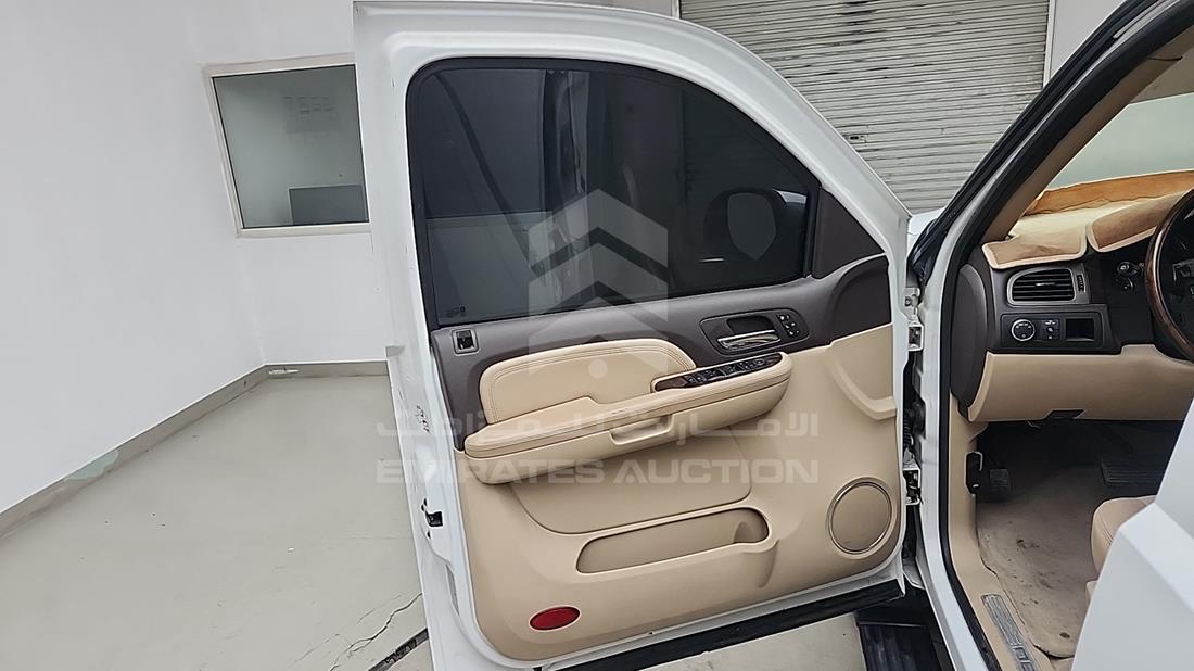 2009 GMC Yukon — Front Left Door — Photo 12