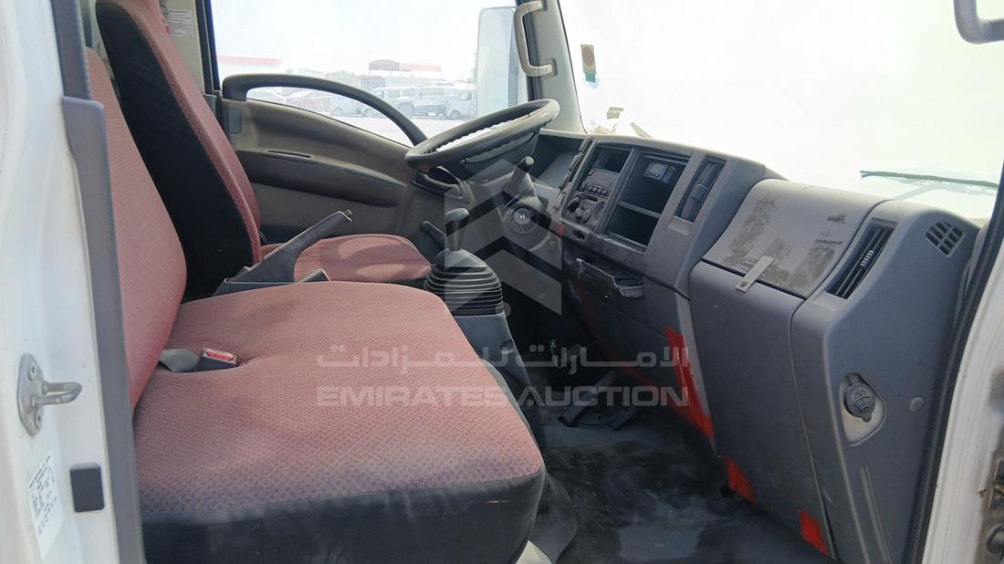 اسوزو ان ام ار 2014 — زاوية الراكب الأمامي للمقعد — صورة 20