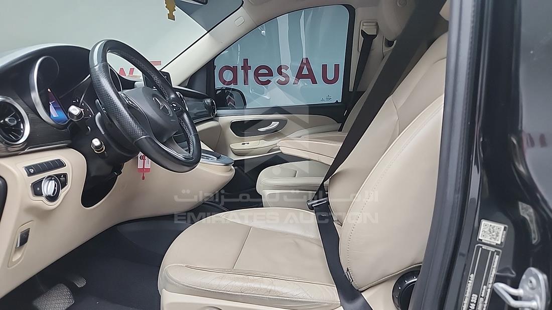 مرسيدس V 250 2021 — زاوية السائق الأمامية اليسرى — صورة 12