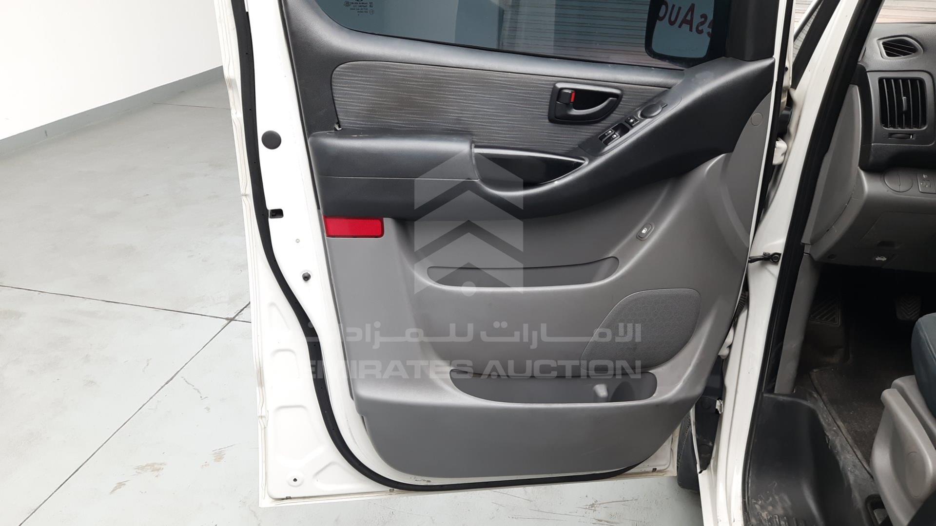 2016 HYUNDAI H1 VIN: KMHWG81R9GU756295