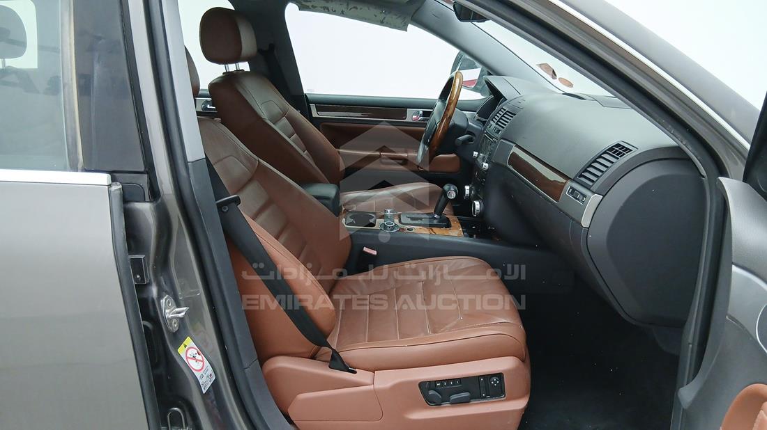 2008 Volkswagen Touareg — Front Right Passenger Seat View — Photo 17