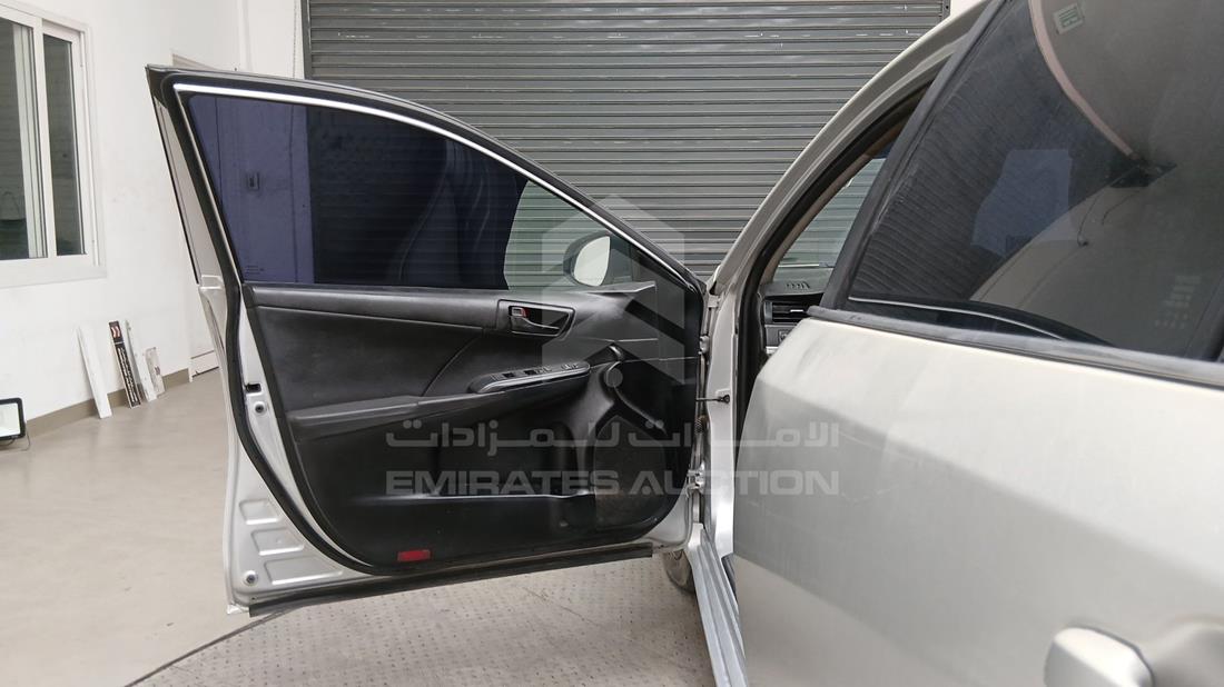 تويوتا كامري 2013 — الباب الأمامي الأيسر — صورة 12