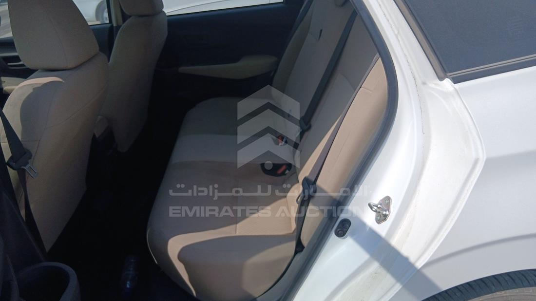 تويوتا ياريس 2023 — زاوية الراكب الخلفي اليسرى — صورة 19