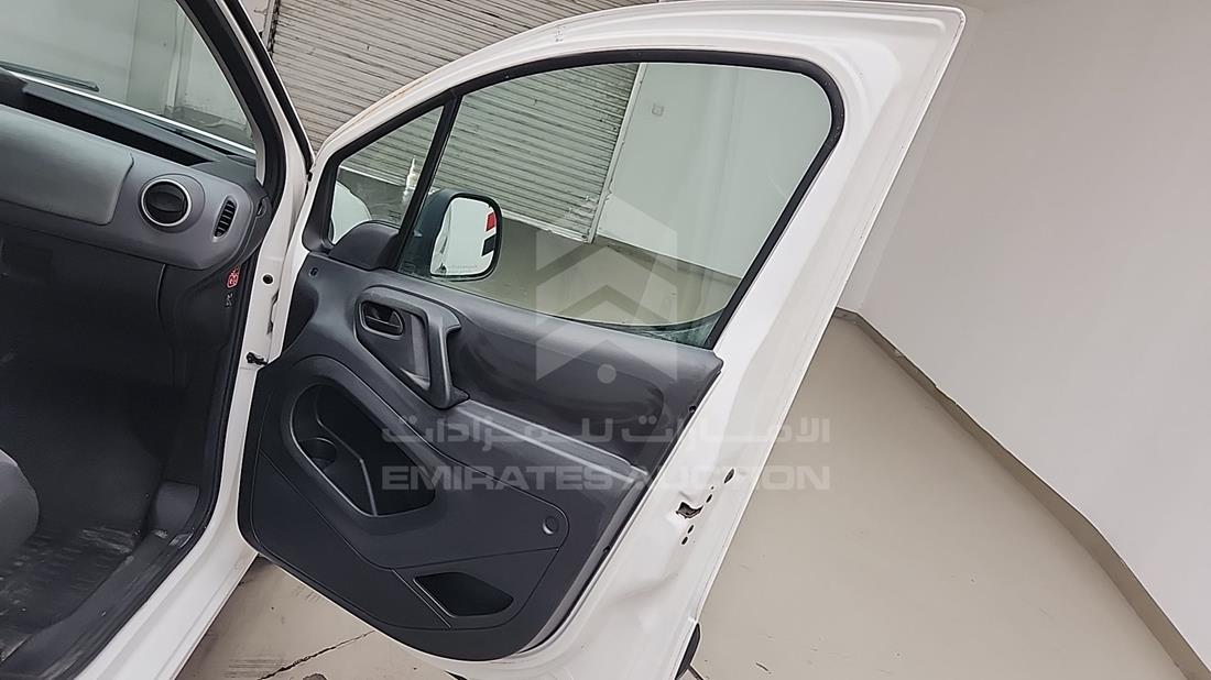 2019 Peugeot Partner — Front Right Door — Photo 26