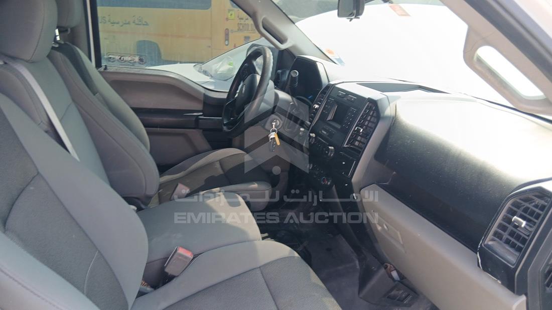 فورد اف 150 2019 — زاوية الراكب الأمامي للمقعد — صورة 26
