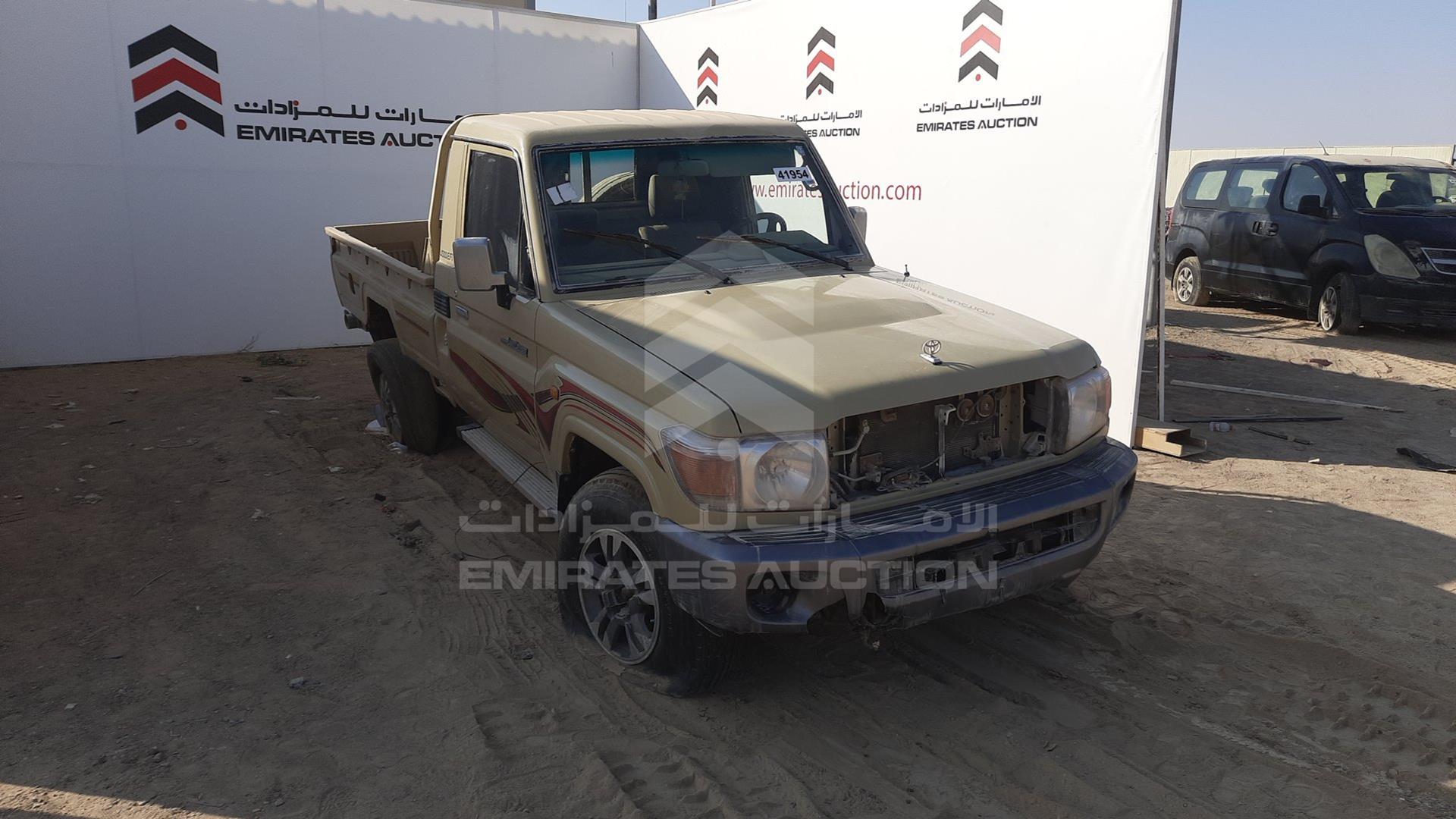 2009 TOYOTA LAND CRUISER VIN: JTFLJ73J896051562