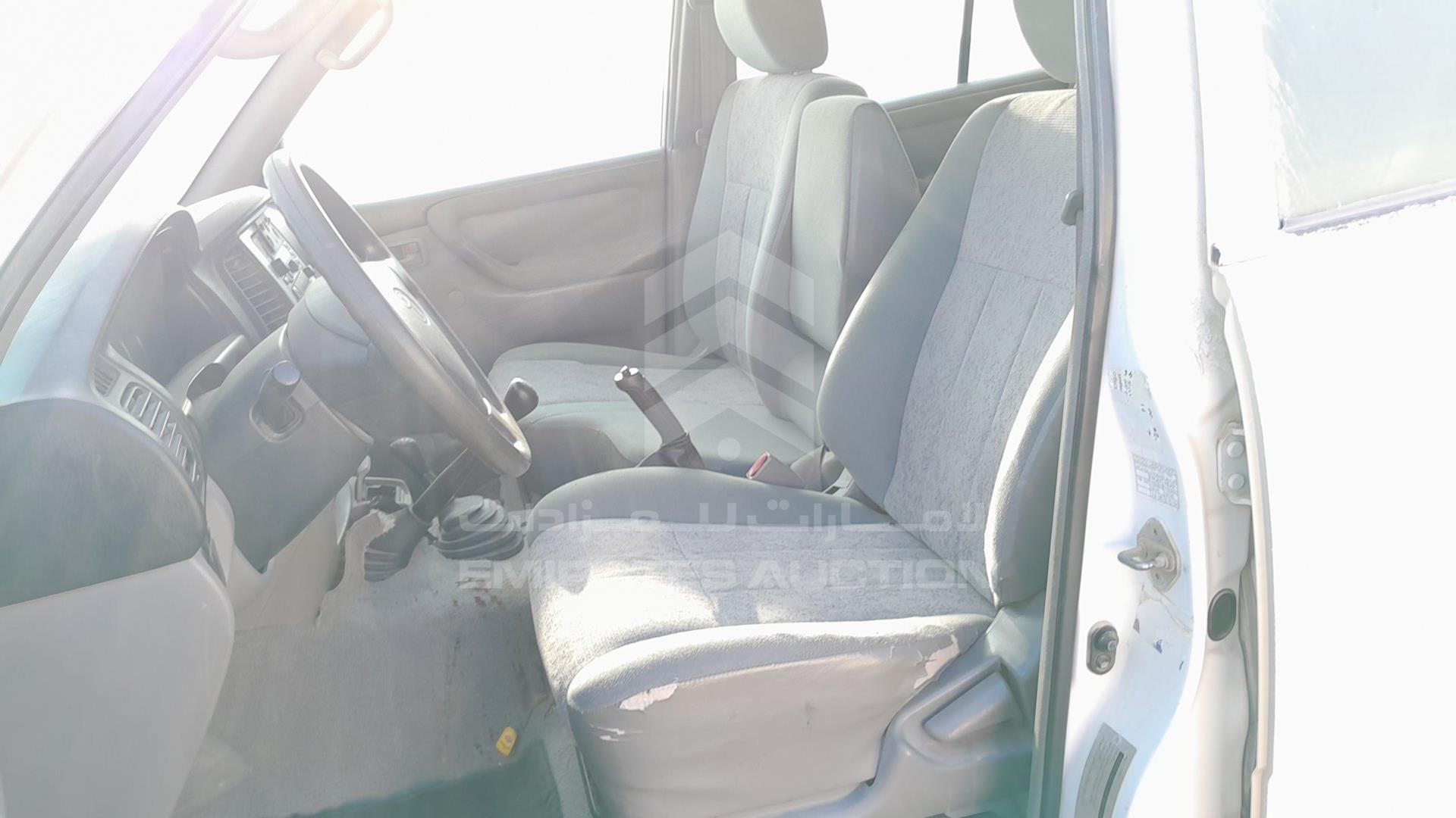 2003 TOYOTA LAND CRUISER VIN: JTGHJ01J633003935