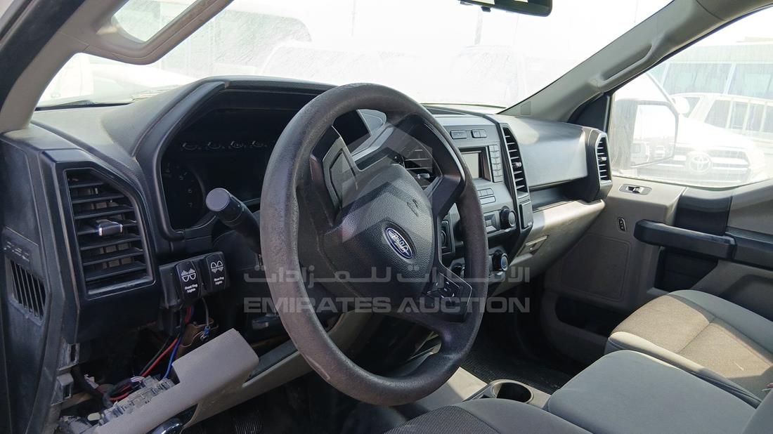 فورد اف 150 2019 — زاوية واجهة السائق الأمامية اليسرى — صورة 11