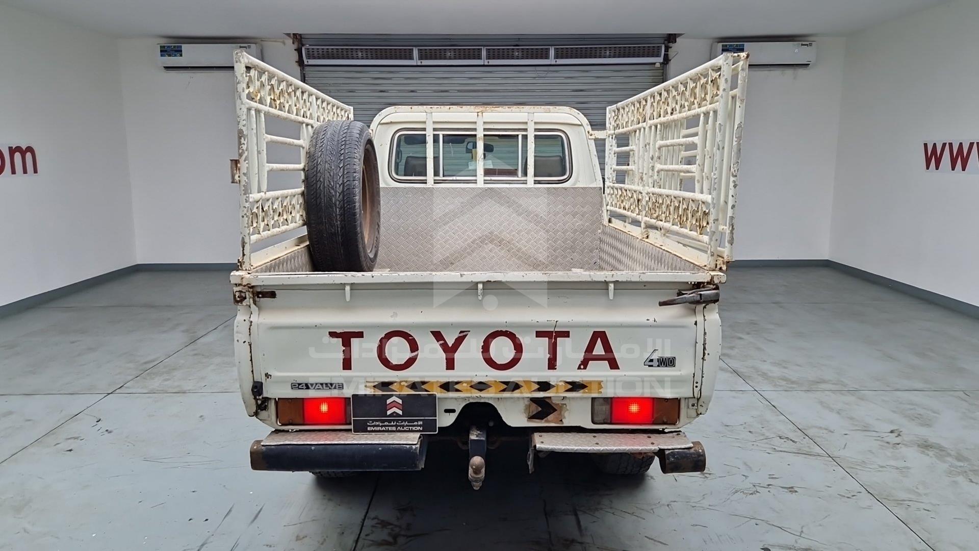 2004 TOYOTA LAND CRUISER VIN: JTFLJ71J348007713
