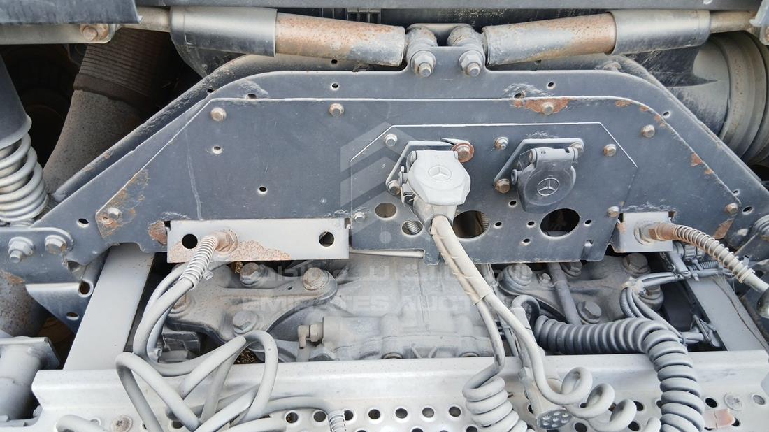 Mercedes 1844 — Engine Bay — Photo 24